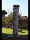 04860 ostia - regio i - insula xiv - ninfeo (i,xiv,1) - ecke ecke via della foce - ecke decumanus maximus - saeule.jpg